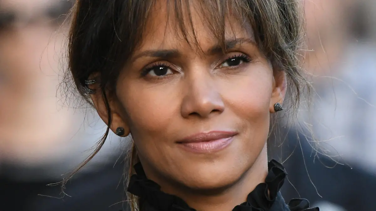 Halle Berry is seen in Los Angeles, California.
<P>
Pictured: Halle Berry
<B>Ref: SPL1585454 210917 </B><BR/>
Picture by: PG/Bauergriffin.com<BR/>
</P><P>