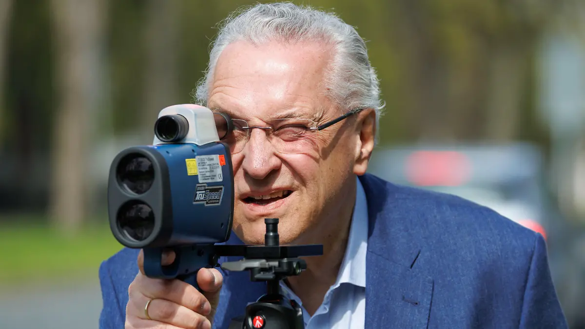 21.04.2023, Bayern, Nürnberg: Joachim Herrmann (CSU), Innenminister von Bayern, schaut während des sogenannten Blitzmarathons durch ein Laserhandmessgerät (Laserpistole) des Typs LTI 2020 Truespeed. An rund 1800 Messstellen in ganz Bayern achten Polizei und Beschäftigte der Gemeinden sowie der kommunalen Verkehrsüberwachung auf Raserinnen und Raser. Vor allem wird aber auch dort kontrolliert, wo die Gefahr für Unfälle durch zu schnelles Fahren am größten ist oder häufig zu schnell gefahren wird. Foto: Daniel Karmann/dpa +++ dpa-Bildfunk +++