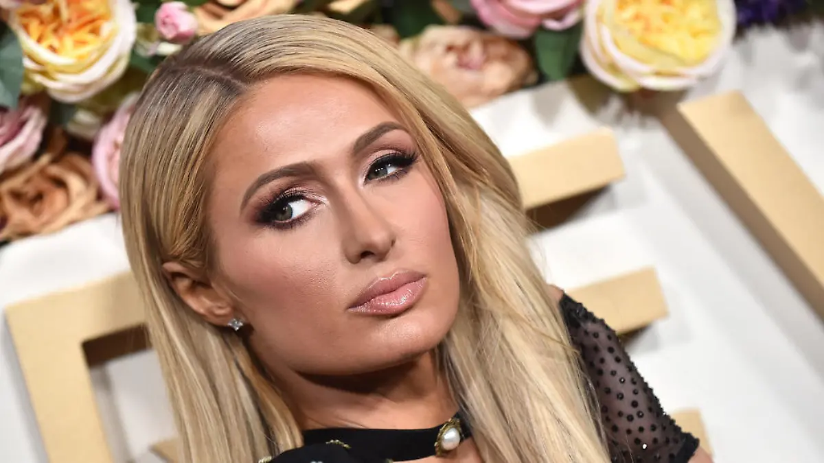 Unter Tränen: Paris Hilton sagt vor Gericht gegen ihr Internat aus