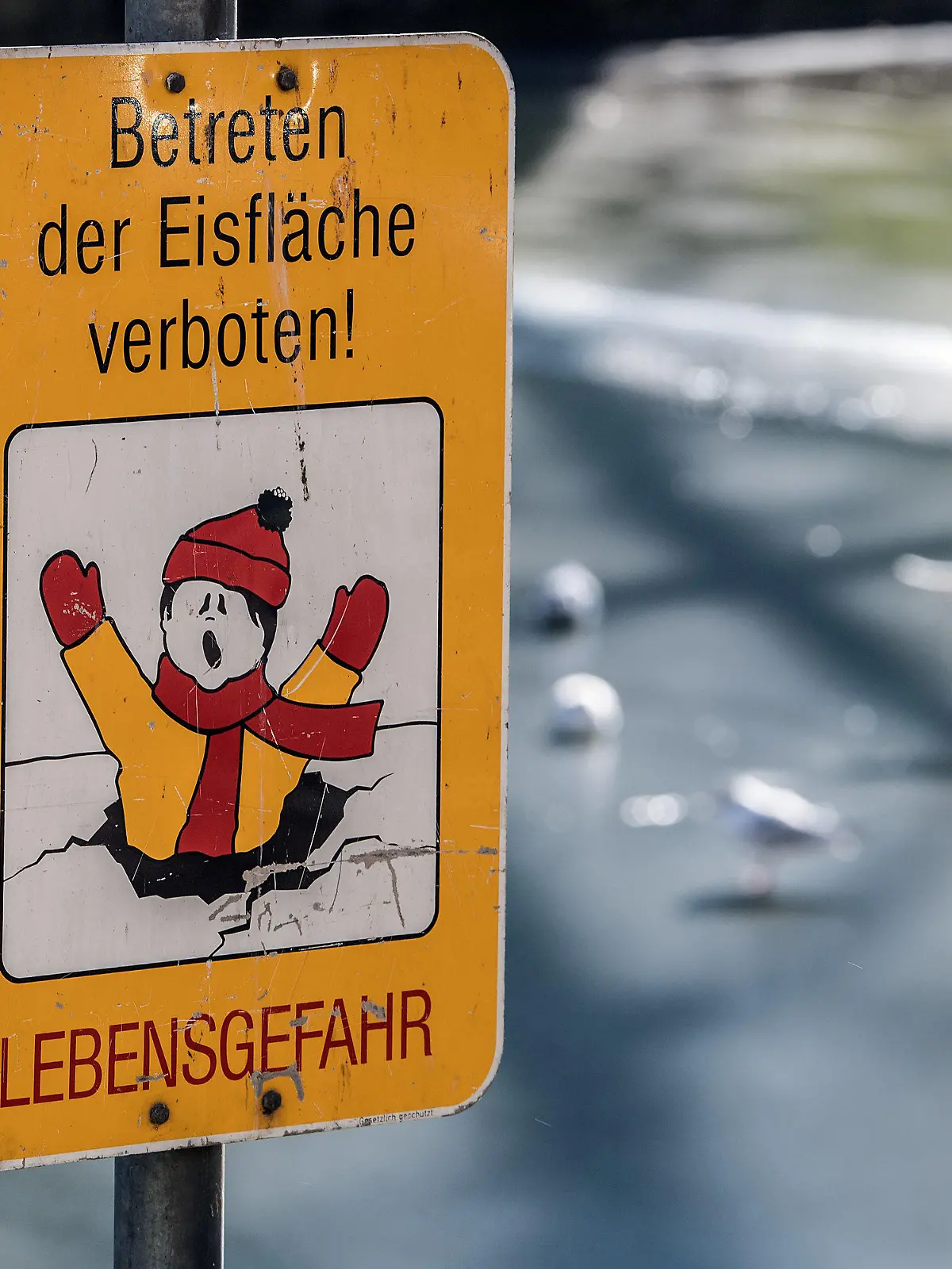 27.02.2018, Nordrhein-Westfalen, Düsseldorf: "Betreten der Eisfläche verboten! Lebensgefahr" steht auf einem Warnschild am Kö-Graben. Foto: Federico Gambarini/dpa +++ dpa-Bildfunk +++