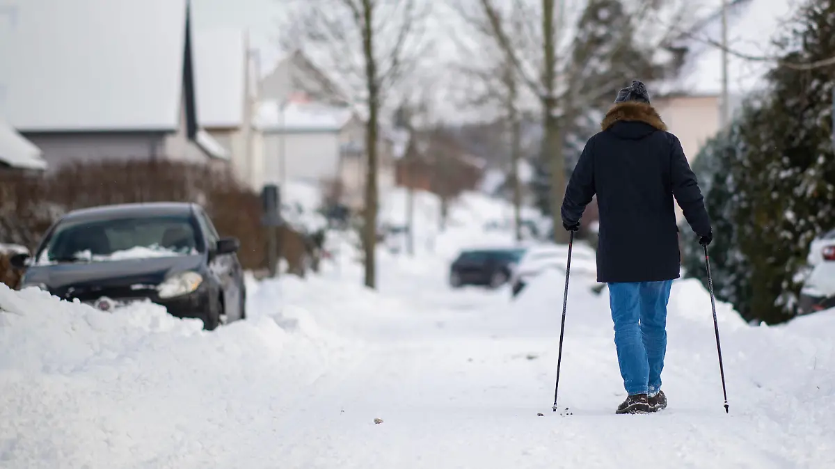 Wintereinbruch in Nordrhein-Westfalen Ein älterer Mann geht auf einer Strom mit seinen Skistöcken spazieren. Foto: Wedel/Kirchner-Media Lippinghausen Nordrhein-Westfalen Deutschland *** Winter in North Rhine Westphalia An elderly man walks on a stream with his ski poles Photo Wedel Kirchner Media Lippinghausen North Rhine Westphalia Germany Copyright: xWedel/Kirchner-Mediax