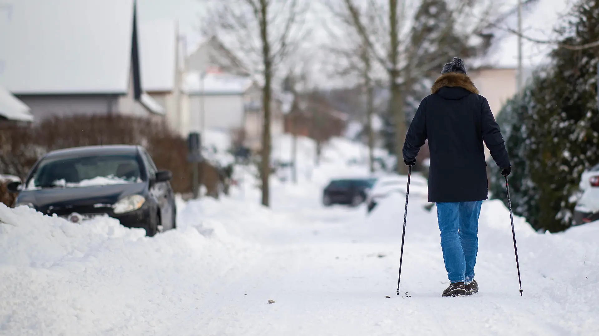 Wintereinbruch in Nordrhein-Westfalen Ein älterer Mann geht auf einer Strom mit seinen Skistöcken spazieren. Foto: Wedel/Kirchner-Media Lippinghausen Nordrhein-Westfalen Deutschland *** Winter in North Rhine Westphalia An elderly man walks on a stream with his ski poles Photo Wedel Kirchner Media Lippinghausen North Rhine Westphalia Germany Copyright: xWedel/Kirchner-Mediax