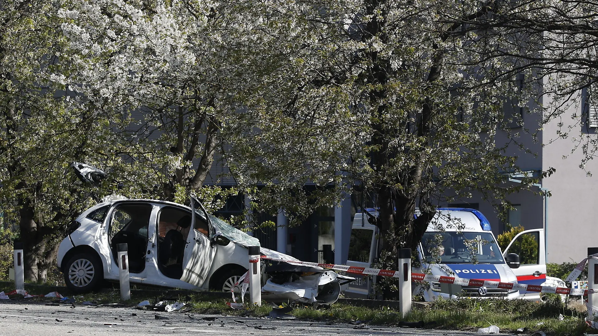 22.04.2023, Österreich, Graz: Ein total beschädigtes Auto steht nach einem Frontalzusammenstoß mit einem anderen Auto an der Unfallstelle. In Graz ist mutmaßlich eine Frau getötet worden und ein unbeteiligter Autofahrer ums Leben gekommen. Am Samstagmorgen, 22.04.2023 fand die Polizei eine schwer verletzte, blutüberströmte Frau in ihrer Wohnung. Laut der Polizei floh ein 28-jähriger Verdächtiger, der mit der Frau mutmaßlich eine Beziehung hatte, mit einem Auto vom Tatort. Nur wenige hundert Meter weiter krachte er frontal in ein anderes Fahrzeug. Dessen Lenker starb bei dem Unfall. (zu dpa Österreich: Tödlicher Unfall auf der Flucht nach Tod einer Frau) Foto: Erwin Scheriau/APA/dpa +++ dpa-Bildfunk +++