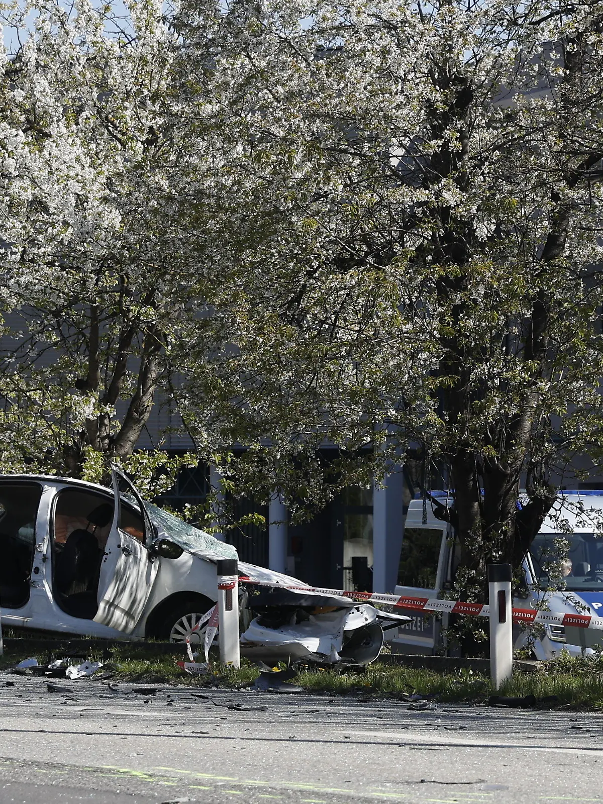 22.04.2023, Österreich, Graz: Ein total beschädigtes Auto steht nach einem Frontalzusammenstoß mit einem anderen Auto an der Unfallstelle. In Graz ist mutmaßlich eine Frau getötet worden und ein unbeteiligter Autofahrer ums Leben gekommen. Am Samstagmorgen, 22.04.2023 fand die Polizei eine schwer verletzte, blutüberströmte Frau in ihrer Wohnung. Laut der Polizei floh ein 28-jähriger Verdächtiger, der mit der Frau mutmaßlich eine Beziehung hatte, mit einem Auto vom Tatort. Nur wenige hundert Meter weiter krachte er frontal in ein anderes Fahrzeug. Dessen Lenker starb bei dem Unfall. (zu dpa Österreich: Tödlicher Unfall auf der Flucht nach Tod einer Frau) Foto: Erwin Scheriau/APA/dpa +++ dpa-Bildfunk +++