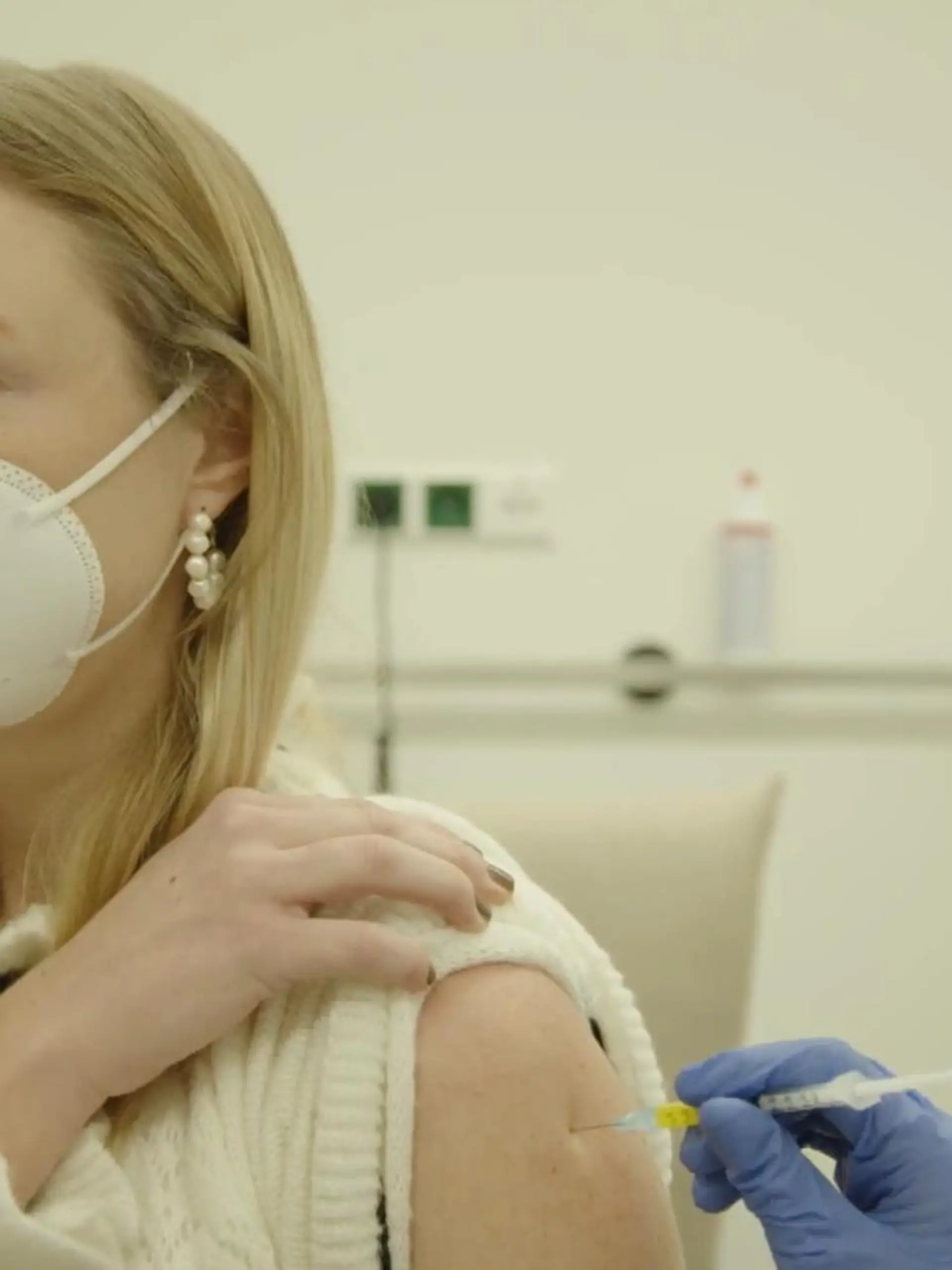 RTL-Reporterin Sina Meyer-Hombrecher darf als Probandin an der Uniklinik Köln bei einer Blindstudie teilnehmen und für uns darüber berichten. Es ist die dritte und letzte Zulassungsphase des Impfstoffs der Tübinger Biotech-Firma CureVac. Wird Sina den echten Impfstoff gespritzt bekommen - oder nur den Placebo aus Kochsalz-Lösung? Wie es ihr ergeht, sehen Sie im Video.