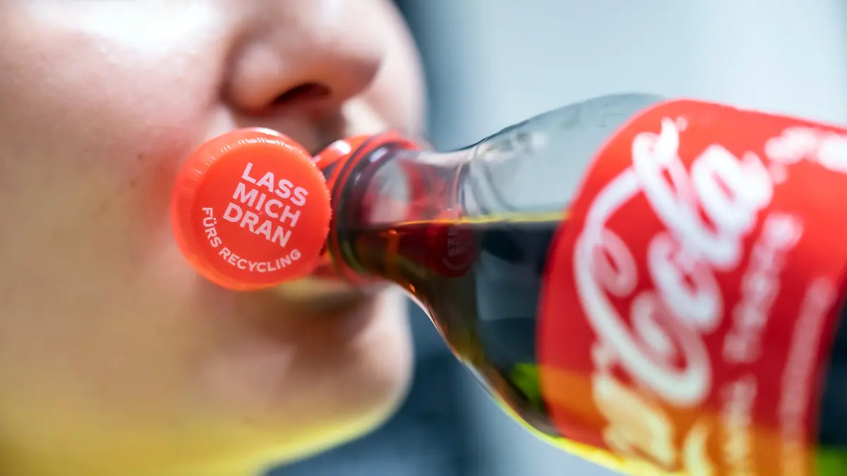 ARTIS-Uli Deck// 15.09.2022 Coca-Cola, CCEP Deutschland GmbH,  Werk Mannheim,  PET-Einweganlage , verbundene Deckel
 -ARTIS-ULI DECK,  Werrabronner Strasse 19 
D-76229 KARLSRUHE TEL:  0049 (0) 721-84 38 77 
FAX:  0049 (0) 721 84 38 93  
Mobil: 0049 (0) 172 7292636
E-Mail:  deck@artis-foto.de
www.artis-foto.de
Veröffentlichungen mit Namensnennung: ARTIS-Uli Deck
