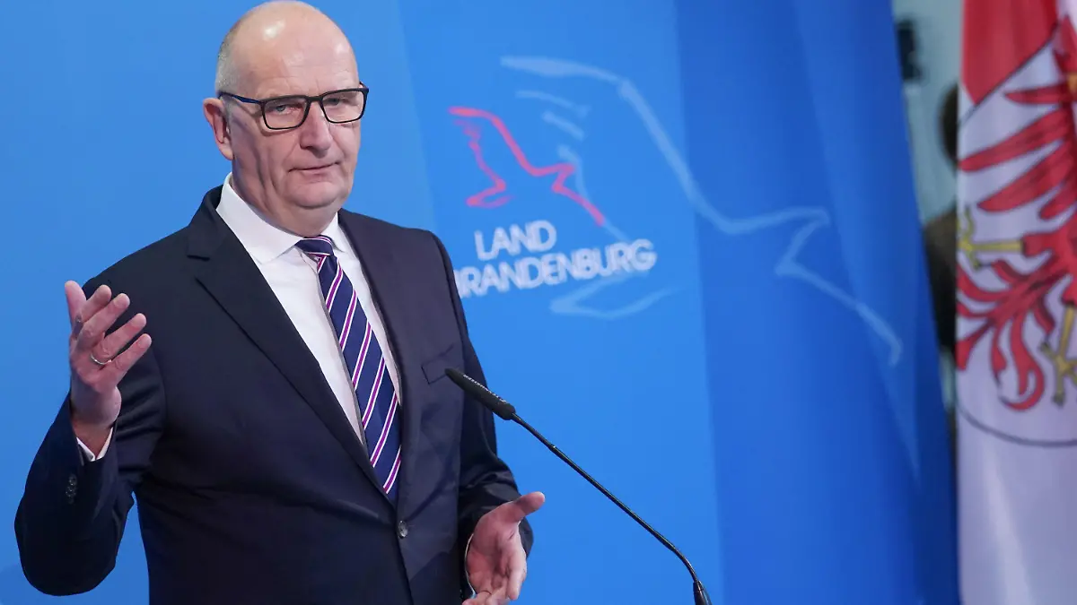 13.12.2020, Brandenburg, Potsdam: Dietmar Woidke (SPD), Brandenburgs Ministerpräsident, teilt auf der Pressekonferenz den Beschluss der Ministerpräsidentenkonferenz und Kanzlerin Merkel zum harten Lockdown mit. Wegen der weiter hohen Zahl der Corona-Ansteckungen wird ab Mittwoch, 16.12.2020, in Brandenburg das öffentliche Leben weitestgehend heruntergefahren. Foto: Jörg Carstensen/dpa +++ dpa-Bildfunk +++
