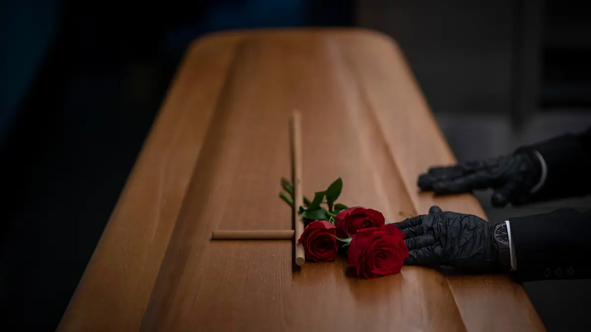 19.11.2020, Spanien, Girona: Ein Mitarbeiter der Leichenhalle bereitet den Sarg mit dem Leichnam einer Person vor, die an Covid-19 gestorben ist und in der Leichenhalle von Mémora in Girona, Spanien, eingeäschert werden soll. Nachdem es gelungen war, die Zahl der täglichen Todesfälle von über 900 im März bis Juli auf einstellige Zahlen zu senken, ist die Zahl der Todesfälle in Spanien stetig angestiegen und liegt in diesem Monat wieder bei über 200 pro Tag. Foto: Emilio Morenatti/AP/dpa +++ dpa-Bildfunk +++