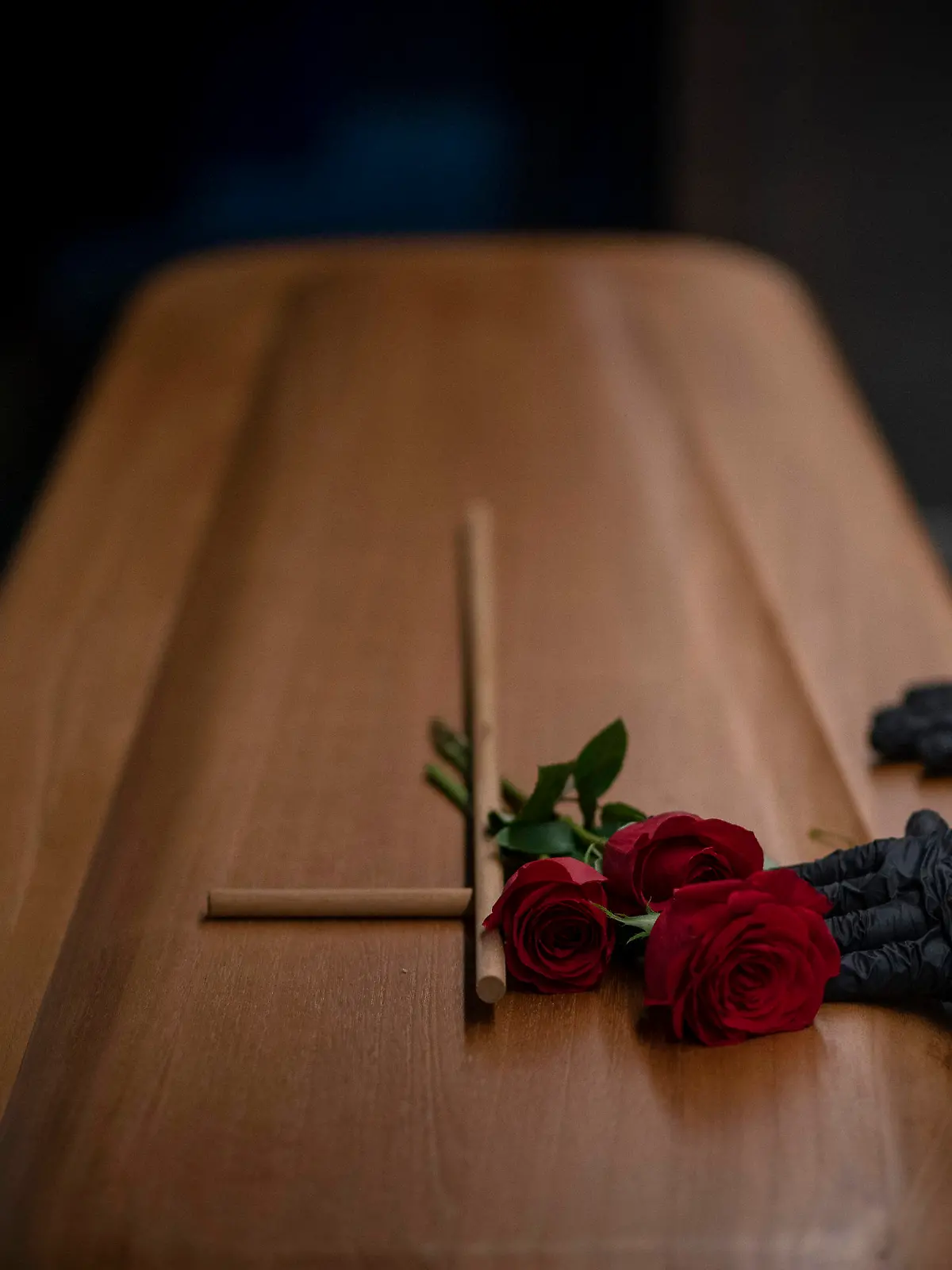 19.11.2020, Spanien, Girona: Ein Mitarbeiter der Leichenhalle bereitet den Sarg mit dem Leichnam einer Person vor, die an Covid-19 gestorben ist und in der Leichenhalle von Mémora in Girona, Spanien, eingeäschert werden soll. Nachdem es gelungen war, die Zahl der täglichen Todesfälle von über 900 im März bis Juli auf einstellige Zahlen zu senken, ist die Zahl der Todesfälle in Spanien stetig angestiegen und liegt in diesem Monat wieder bei über 200 pro Tag. Foto: Emilio Morenatti/AP/dpa +++ dpa-Bildfunk +++