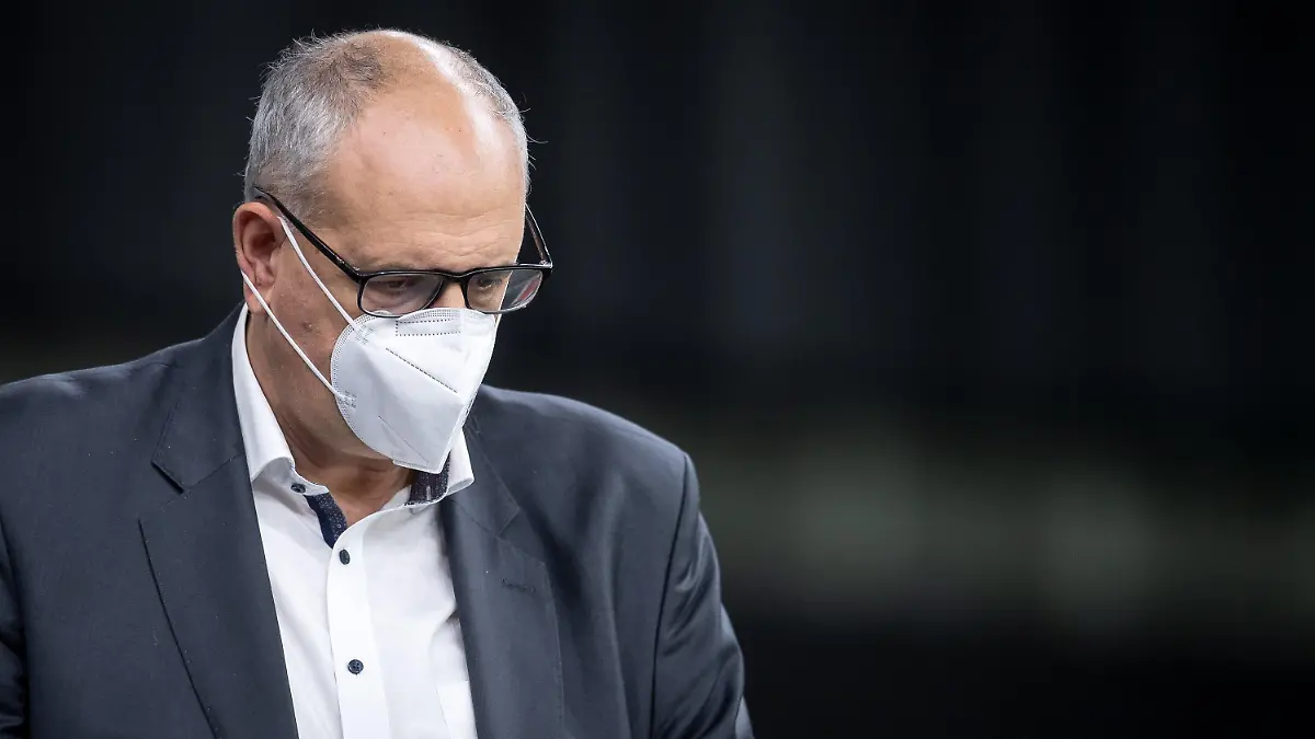 ARCHIV - 18.11.2020, Bremen: Andreas Bovenschulte (SPD), Bürgermeister von Bremen, trägt eine Schutzmaske. Spätestens nach einem Ende der Corona- Pandemie muss aus Sicht von Bremens Regierungschef Andreas Bovenschulte (SPD) eine Debatte über einen gerechten Lastenausgleich geführt werden. (zu dpa "Bremens Bürgermeister: Corona hat soziale Ungleichheit verschärft") Foto: Sina Schuldt/dpa +++ dpa-Bildfunk +++