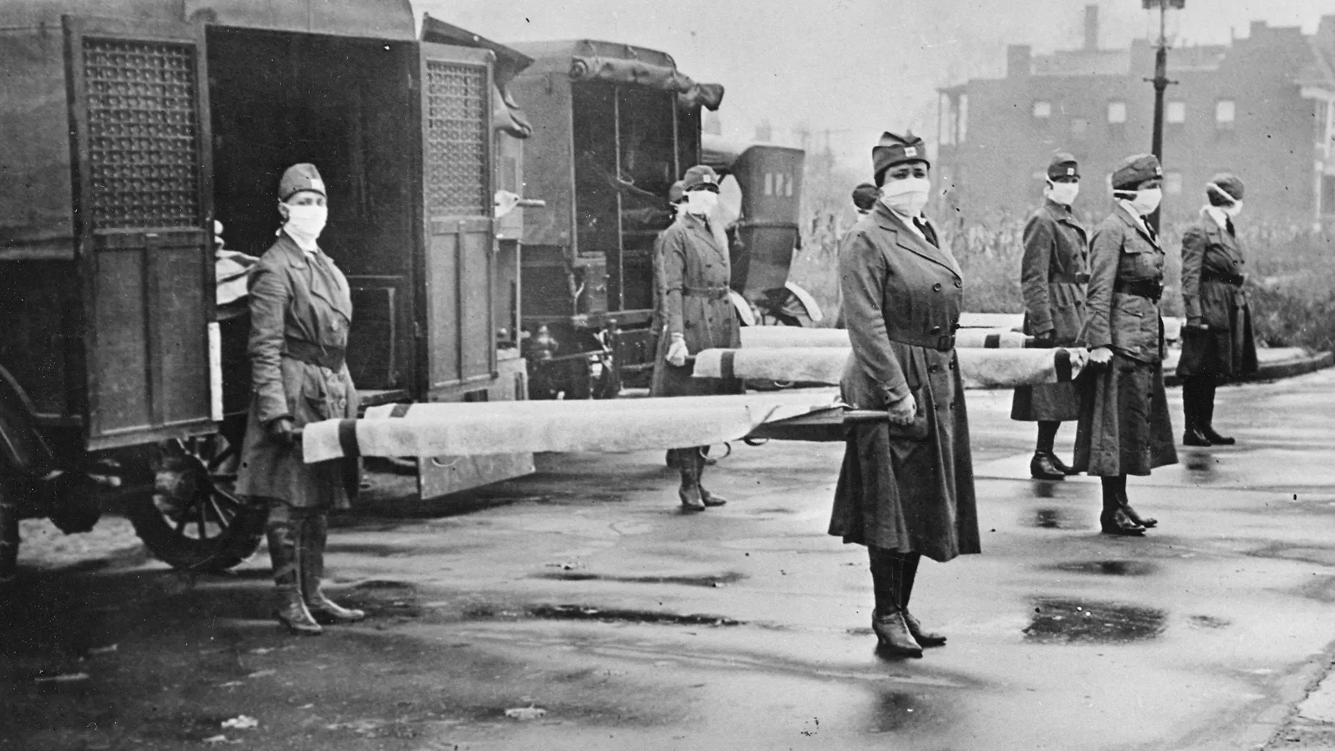 ARCHIV - 26.06.2010, USA, St. Louis: HANDOUT - Dieses von der Library of Congress am 26.06.2010 zur Verfügung gestellte Foto zeigt Mitarbeiterinnen des St. Louis Red Cross Motor Corps in St. Louis (USA), die sich mit Masken und Bahren im Oktober 2018 auf die Versorgung der Opfer der Grippeepidemie vorbereiten. Der Grippeepidemie von 1918 fielen Millionen Menschen weltweit zum Opfer. (zur dpa-Berichterstattung über historische Pandemien) Foto: Library of Congress/AP/dpa - ACHTUNG: Nur zur redaktionellen Verwendung und nur mit vollständiger Nennung des vorstehenden Credits +++ dpa-Bildfunk +++