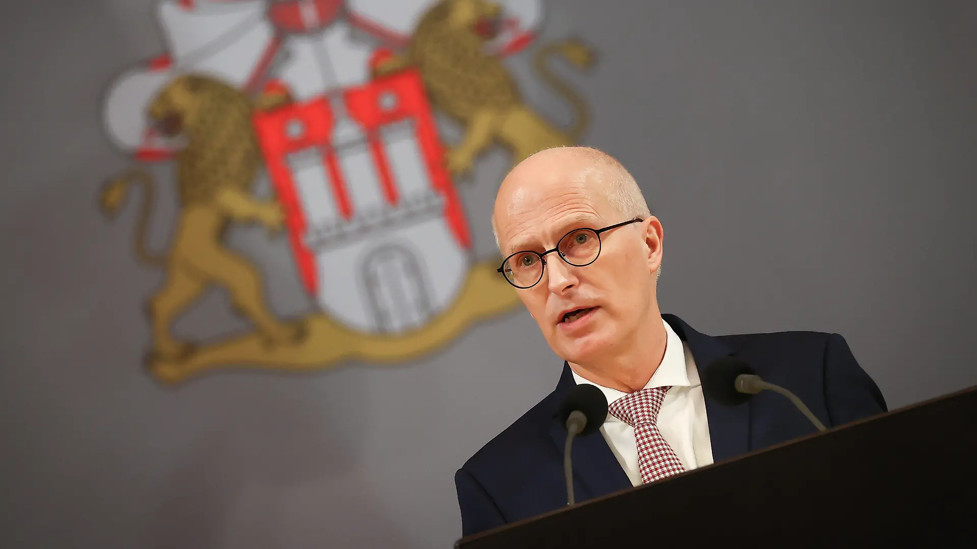 ARCHIV - 16.12.2020, Hamburg: Peter Tschentscher (SPD), Erster Bürgermeister in Hamburg, spricht bei seiner Regierungserklärung während einer Sitzung der Hamburgischen Bürgerschaft im Großen Festsaal im Rathaus. (zu dpa «Tschentscher baut auf Regierungswechsel im Bund mit Scholz») Foto: Christian Charisius/dpa +++ dpa-Bildfunk +++