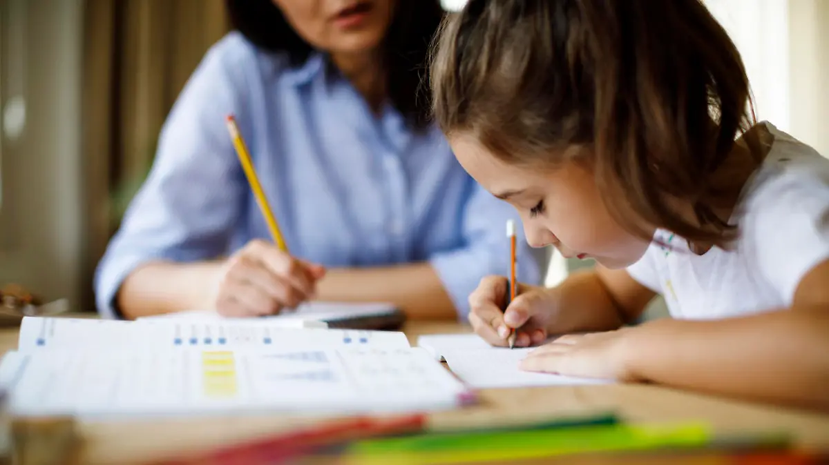 Kind mit Vorschul-Übungsheft