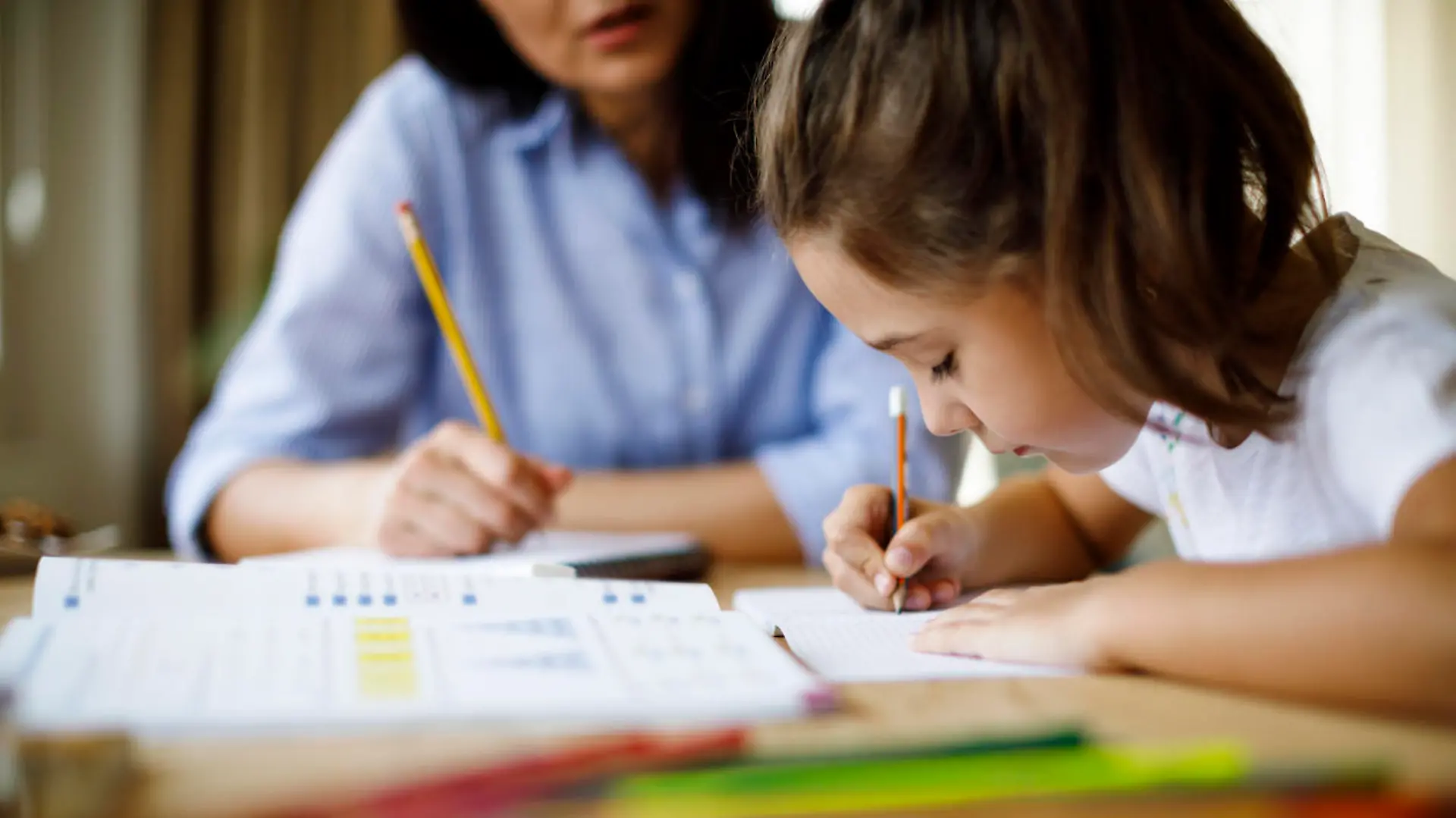 Kind mit Vorschul-Übungsheft