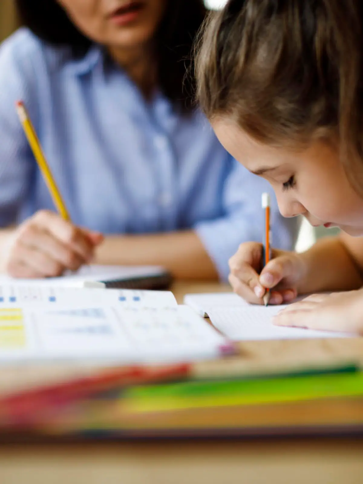 Kind mit Vorschul-Übungsheft