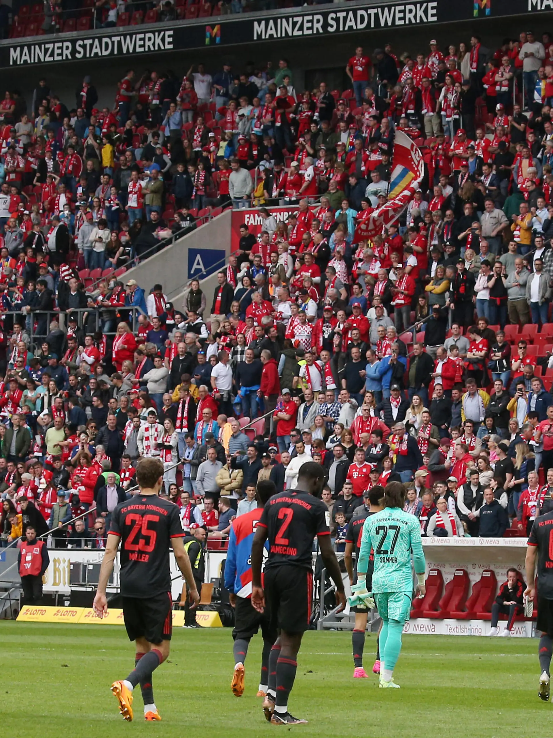 22.04.2023, Fussball 1. Bundesliga 2022/2023, 29.Spieltag, 1.FSV Mainz 05 - FC Bayern München, in der MEWA-Arena Mainz. 1:3 Niederlage für den FC Bayern München, frustrierte Spieler, ***DFL and DFB regulations prohibit any use of photographs as image sequences and/or quasi-video.*** *** 22 04 2023, Football 1 Bundesliga 2022 2023, 29 Matchday, 1 FSV Mainz 05 FC Bayern Munich, at MEWA Arena Mainz 1 3 defeat for FC Bayern Munich, frustrated players, DFL and DFB regulations prohibit any use of photographs as image sequences and or quasi video
