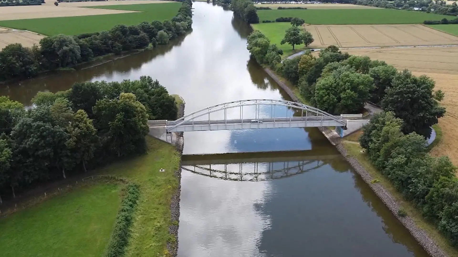 ARCHIV - 12.07.2020, Niedersachsen, Balge: Die Weser bei Balge im Kreis Nienburg - an dieser Stelle wurde Ende April die Leiche einer 19-Jährigen entdeckt, die mit einer Steinplatte am Körper lebend ertränkt worden war. (Luftaufnahme mit einer Drohne - zu dpa: «Frau mit Betonplatte im Fluss versenkt - Prozess beginnt») Foto: -/TeleNewsNetwork/dpa +++ dpa-Bildfunk +++