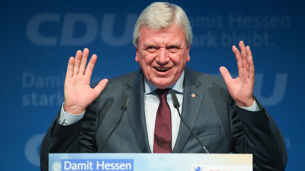 ARCHIV - 08.09.2018, Hessen, Offenbach/Main: Volker Bouffier (CDU), Ministerpräsident des Landes Hessen, spricht beim Landesparteitag der CDU Hessen. (zu dpa «Landesparteitag der Hessen-CDU mit Kandidaten-Kür für Europawahl» vom 15.02.2019) Foto: Arne Dedert/dpa +++ dpa-Bildfunk +++