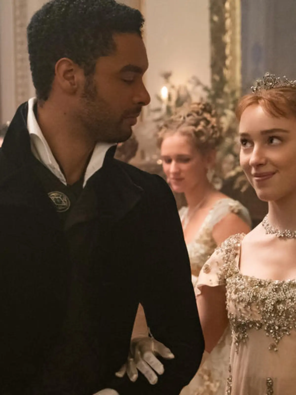 Gerade die heißen Sexszenen zwischen Daphne (Phoebe Dynevor) und Simon (Regé Jean Page) in "Bridgerton" sorgen für Aufsehen. 