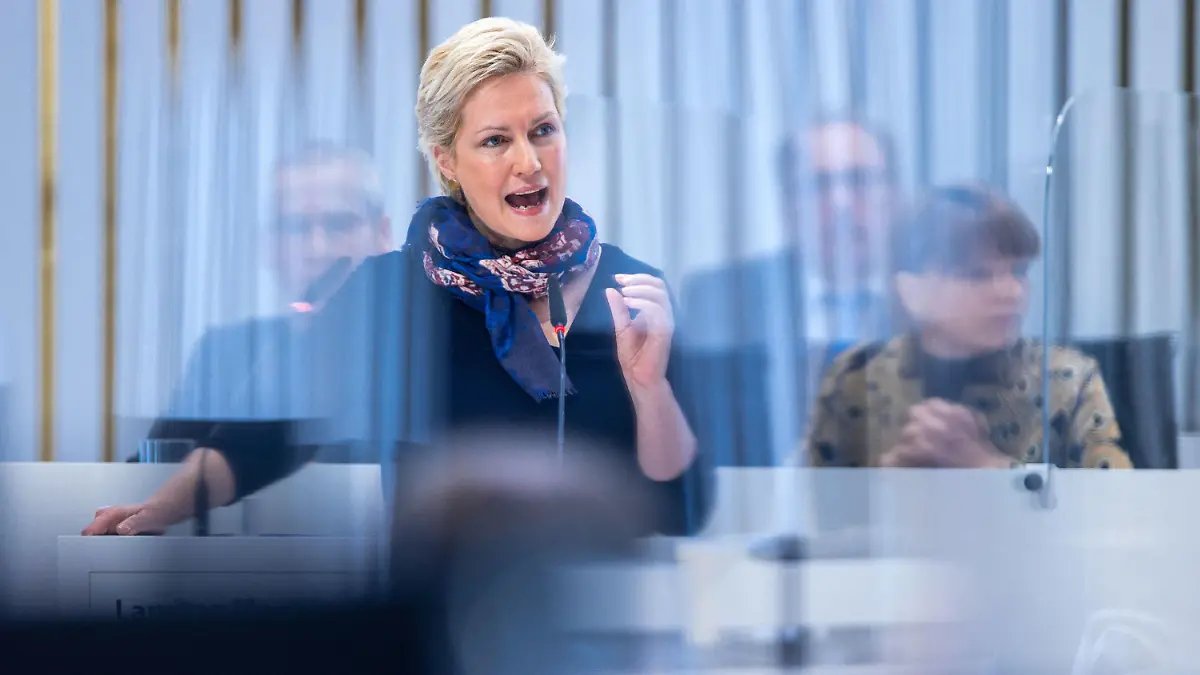 29.10.2020, Mecklenburg-Vorpommern, Schwerin: Manuela Schwesig (SPD), die Ministerpräsidentin von Mecklenburg-Vorpommern, spricht bei ihrer Regierungserklärung vor den Abgeordneten im Landtag von Mecklenburg-Vorpommern über den Teil-Lockdown und ist hinter Plexiglaswänden, die als Corona-Schutzmaßnahme aufgestellt sind, zu sehen. Schwesig wirbt um Verständnis für den Teil-Lockdown ab dem 02.11.2020 in ganz Deutschland. Foto: Jens Büttner/dpa-Zentralbild/dpa +++ dpa-Bildfunk +++