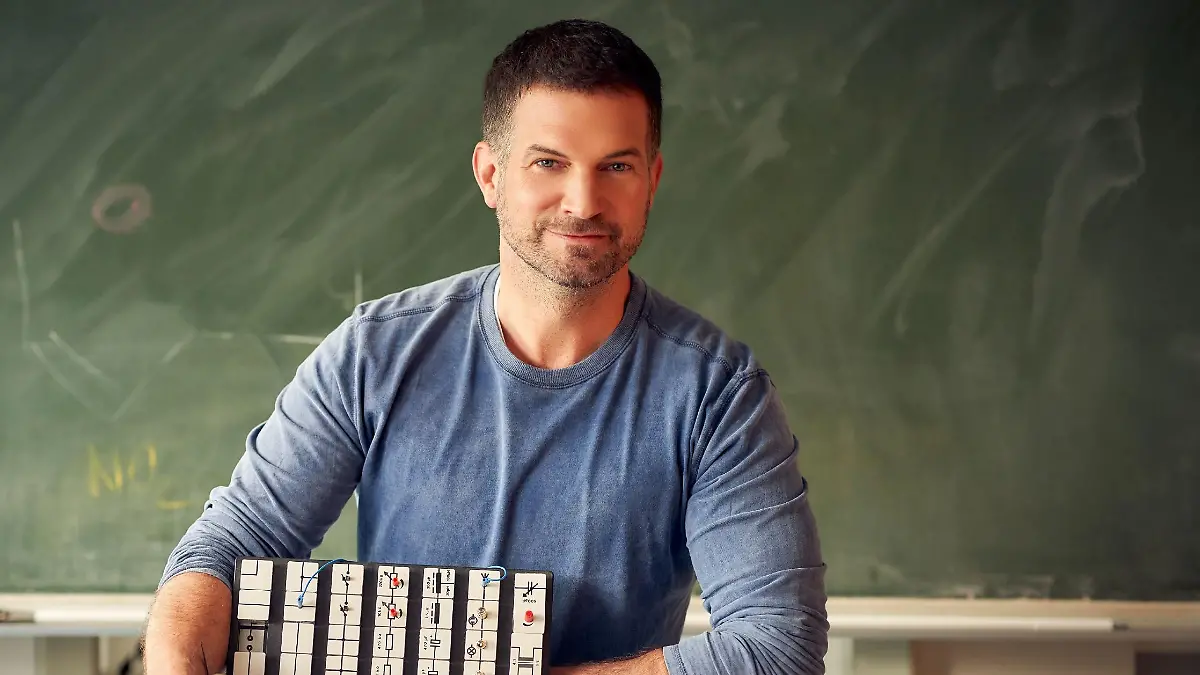 Simon Böer (45) spielt den Physik- und Mathelehrer David Ritter