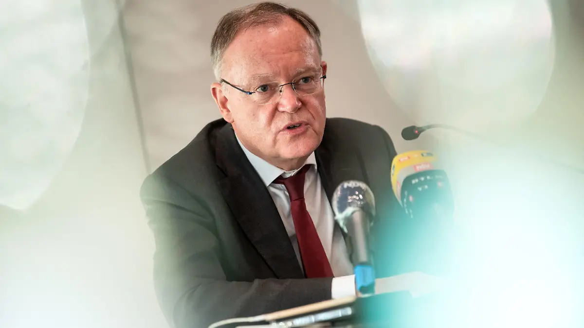 04.11.2020, Niedersachsen, Cloppenburg: Stephan Weil (SPD), Ministerpräsident von Niedersachsen, spricht bei einer Pressekonferenz zur Corona-Situation im Landkreis Cloppenburg. Mit 288,8 Neuinfektionen pro 100 000 Einwohner innerhalb einer Woche (Stand Dienstag, 9 Uhr) ist der Landkreis nach wie vor Spitzenreiter in Niedersachsen. Foto: Sina Schuldt/dpa +++ dpa-Bildfunk +++