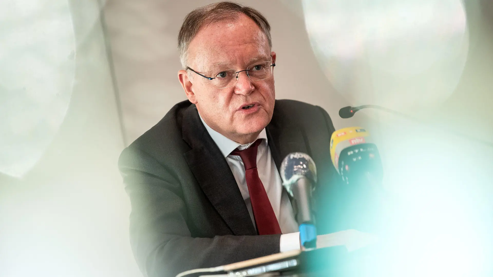 04.11.2020, Niedersachsen, Cloppenburg: Stephan Weil (SPD), Ministerpräsident von Niedersachsen, spricht bei einer Pressekonferenz zur Corona-Situation im Landkreis Cloppenburg. Mit 288,8 Neuinfektionen pro 100 000 Einwohner innerhalb einer Woche (Stand Dienstag, 9 Uhr) ist der Landkreis nach wie vor Spitzenreiter in Niedersachsen. Foto: Sina Schuldt/dpa +++ dpa-Bildfunk +++