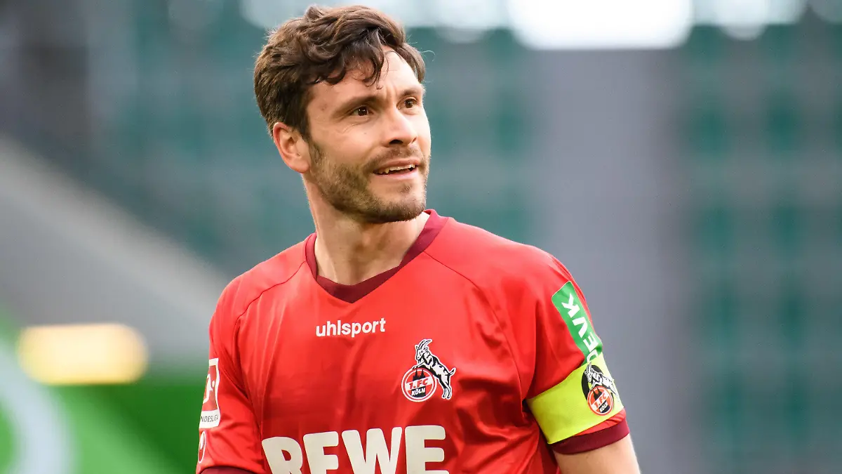 ARCHIV - 03.04.2021, Niedersachsen, Wolfsburg: Fußball: Bundesliga, VfL Wolfsburg - 1. FC Köln, 27. Spieltag in der Volkswagen-Arena. Kölns Jonas Hector steht auf dem Spielfeld. (zu dpa «Nach Köln-Sieg in Hoffenheim: Hector verkündet Karriereende») Foto: Swen Pförtner/dpa +++ dpa-Bildfunk +++