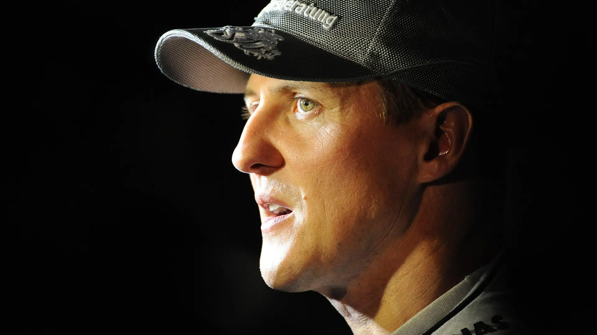 Der deutsche Formel-1-Rennfahrer Michael Schumacher von Mercedes GP gibt am Sonntag (24.10.2010) nach seinem vierten Platz im Rennen auf dem Korea International Circuit in Yeongam (Südkorea) Interviews. Alonso hat das erste Formel-1-Rennen in Südkorea gewonnen. Der Ferrari-Pilot setzte sich am Sonntag in einem Chaosrennen auf der Rennstrecke von Yeongam vor Hamilton im McLaren und Massa im zweiten Ferrari durch. Rekordweltmeister Michael Schumacher im Mercedes war als Vierter bester deutscher Rennfahrer. Foto: David Ebener dpa +++(c) dpa - Bildfunk+++
