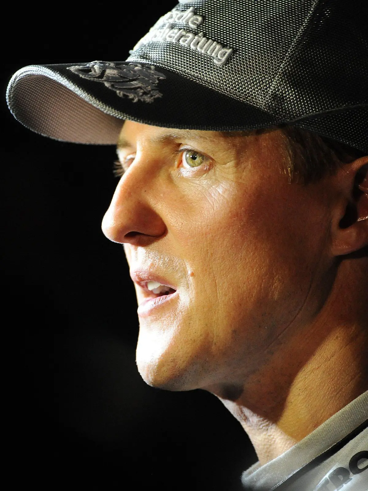 Der deutsche Formel-1-Rennfahrer Michael Schumacher von Mercedes GP gibt am Sonntag (24.10.2010) nach seinem vierten Platz im Rennen auf dem Korea International Circuit in Yeongam (Südkorea) Interviews. Alonso hat das erste Formel-1-Rennen in Südkorea gewonnen. Der Ferrari-Pilot setzte sich am Sonntag in einem Chaosrennen auf der Rennstrecke von Yeongam vor Hamilton im McLaren und Massa im zweiten Ferrari durch. Rekordweltmeister Michael Schumacher im Mercedes war als Vierter bester deutscher Rennfahrer. Foto: David Ebener dpa  +++(c) dpa - Bildfunk+++
