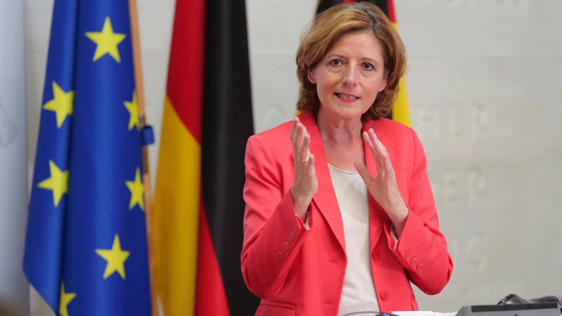 Malu Dreyer SPD, Ministerpräsidentin des Landes Rheinland-Pfalz Pressekonferenz in der Staatskanzlei Rheinland-Pfalz nach der Schalte der Regierungschefinnen und -chefs der Länder mit der Bundeskanzlerin zur Corona Pandemie 30.04.2020 *** Malu Dreyer SPD , Minister President of the State of Rhineland-Palatinate Press conference in the State Chancellery of Rhineland-Palatinate after the switch of the heads of government with the Federal Chancellor on the corona pandemic 30 04 2020