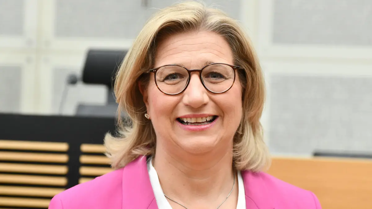  Der neu gewählte Saarländische Landtag kommt am Dienstag 26.04.2022 in Saarbrücken zum zweiten Teil der konstituierenden Sitzung zusammen. Im Bild: Ministerpräsidentin Anke Rehlinger SPD. *** The newly elected Saarland Parliament meets on Tuesday 26 04 2022 in Saarbrücken for the second part of the constituent meeting In the picture Minister President Anke Rehlinger SPD bub