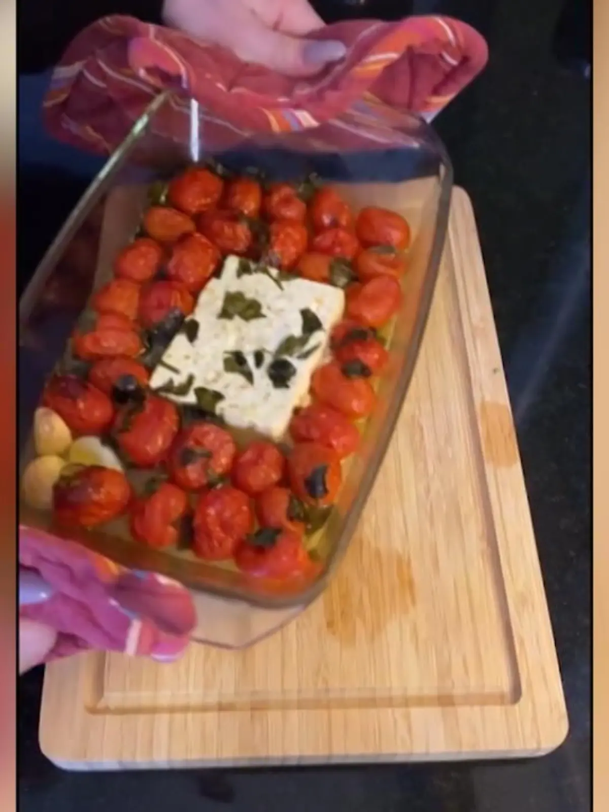 Bild zu: ""Baked Feta Pasta" - genial einfach!"