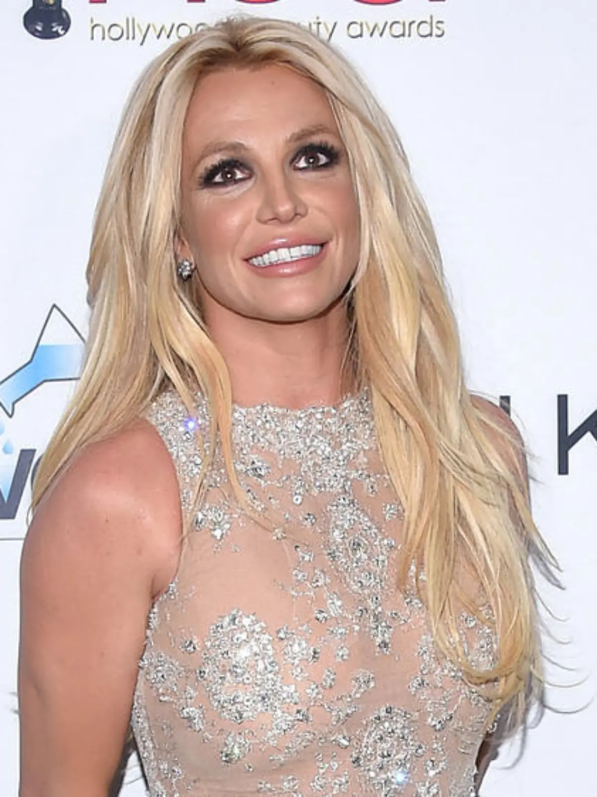 Miley Cyrus und Sarah Jessica Parker stehen Britney Spears bei