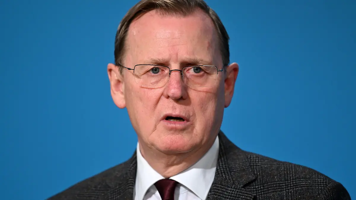 ARCHIV - 16.11.2020, Thüringen, Erfurt: Bodo Ramelow (Die Linke), Ministerpräsident von Thüringen, spricht über die Ergebnisse einer Videokonferenz mit seinen Länderkollegen und der Bundeskanzlerin. Zwei Tage vor neuen Bund-Länder-Gesprächen plädiert Ramelow für eine Verlängerung des Lockdowns um drei Wochen.(zu dpa «Thüringens Regierungschef Ramelow für Lockdown bis Ende Januar») Foto: Martin Schutt/dpa-Zentralbild/dpa +++ dpa-Bildfunk +++