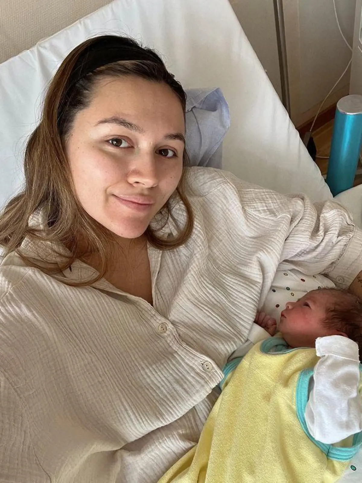 Anna Maria Damm mit ihrer zweiten Tochter Kaia im Arm.