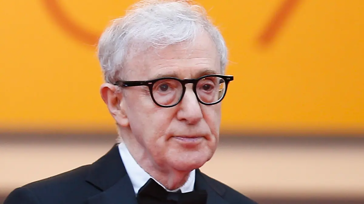 ARCHIV - 11.05.2016, Frankreich, Cannes: US-Regisseur Woody Allen kommt zur Vorführung des Films 'Cafe Society' auf dem 69. Filmfestival von Cannes. Mit dutzenden Filmen und mehreren Oscars gehört Woody Allen zu den ganz Großen der Branche. Überschattet wird sein Erfolg allerdings von Missbrauchsvorwürfen seiner Adoptivtochter. am 01.12.2020 wird Allen 85 Jahre alt. (zu dpa «Der Stadtneurotiker»: Umstrittene Regie-Legende Woody Allen wird 85") Foto: Ian Langsdon/EPA/dpa +++ dpa-Bildfunk +++