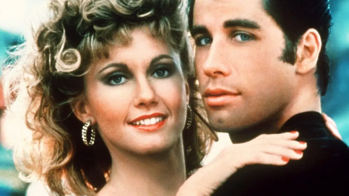 Olivia Newton-John und John Travolta in einer Filmszene des Highschool-Musicals "Grease" aus dem Jahr 1978. Sie spielen das Liebespaar Sandy und Danny, das nach einigen Turbulenzen im letzten Schuljahr an der "Rydell High" auf der Abschlußfeier endgültig zusammenfindet. Travolta (inzwischen 49) und Newton-John (53) werden wieder für «Grease» vor der Filmkamera stehen. Die beiden Stars des Originalfilms von 1978 sollen nach einem Bericht des «Hollywood Reporter» vom 5.5.2003 dem zweiten Versuch einer Fortsetzung zum Erfolg verhelfen. Dabei sollen sie die Eltern von Kindern spielen, die pausenlos in Diskos tanzen. Im vergangenen Jahr hatten sich Travolta und Newton-John bei der Vorstellung einer DVD-Version ihres alten Erfolgsfilmes wieder getroffen und einige Hits von einst wie beispielsweise «You're The One That I Want» wieder gesungen. Das war ein Riesenerfolg.