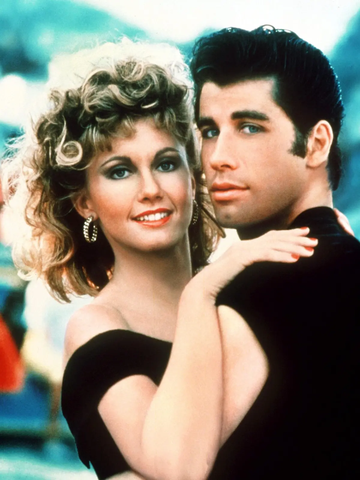 Olivia Newton-John und John Travolta in einer Filmszene des Highschool-Musicals "Grease" aus dem Jahr 1978. Sie spielen das Liebespaar Sandy und Danny, das nach einigen Turbulenzen im letzten Schuljahr an der "Rydell High" auf der Abschlußfeier endgültig zusammenfindet. Travolta (inzwischen 49) und Newton-John (53) werden wieder für «Grease» vor der Filmkamera stehen. Die beiden Stars des Originalfilms von 1978 sollen nach einem Bericht des «Hollywood Reporter» vom 5.5.2003 dem zweiten Versuch einer Fortsetzung zum Erfolg verhelfen. Dabei sollen sie die Eltern von Kindern spielen, die pausenlos in Diskos tanzen. Im vergangenen Jahr hatten sich Travolta und Newton-John bei der Vorstellung einer DVD-Version ihres alten Erfolgsfilmes wieder getroffen und einige Hits von einst wie beispielsweise «You're The One That I Want» wieder gesungen. Das war ein Riesenerfolg.