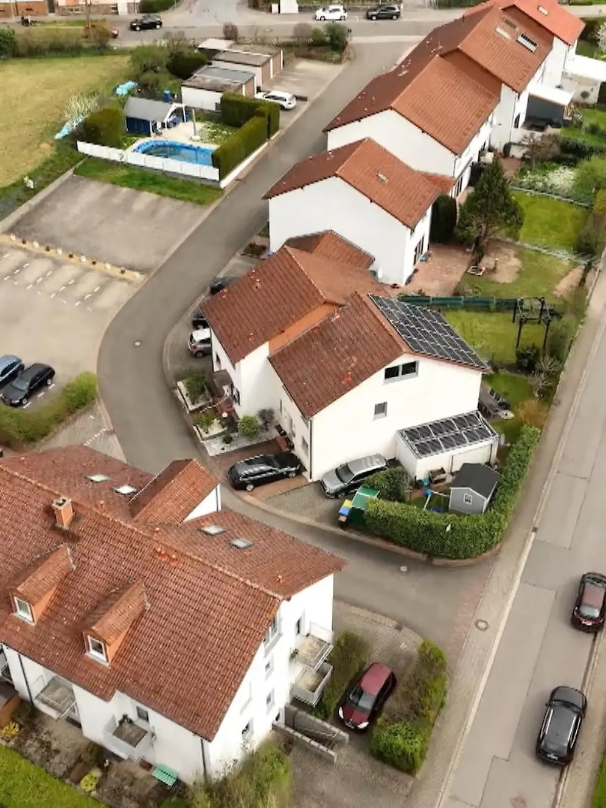 In der Siebenpfeifferstraße in Rheinland-Pfalz sind gerade fast 30 Parteien von einem Fall betroffen, der sprachlos macht. Ein Privat-Investor hat doch tatsächlich eine Straße gekauft, um die Anwohner zu erpressen. Denn wenn die Anlieger ihm die Straße nicht abkaufen würden, dann würde er sie einfach sperren lassen.