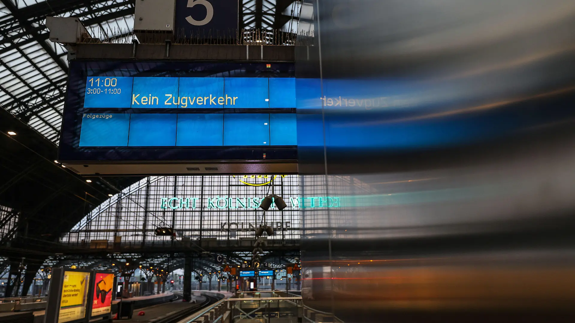 21.04.2023, Nordrhein-Westfalen, Köln: Eine Anzeigetafel mit dem Hinweis "Kein Zugverkehr" hängt im Hauptbahnhof. Mit bundesweiten Warnstreiks hat die Eisenbahn- und Verkehrsgewerkschaft EVG am Freitag Teile des öffentlichen Verkehrs lahmgelegt. Foto: Oliver Berg/dpa +++ dpa-Bildfunk +++