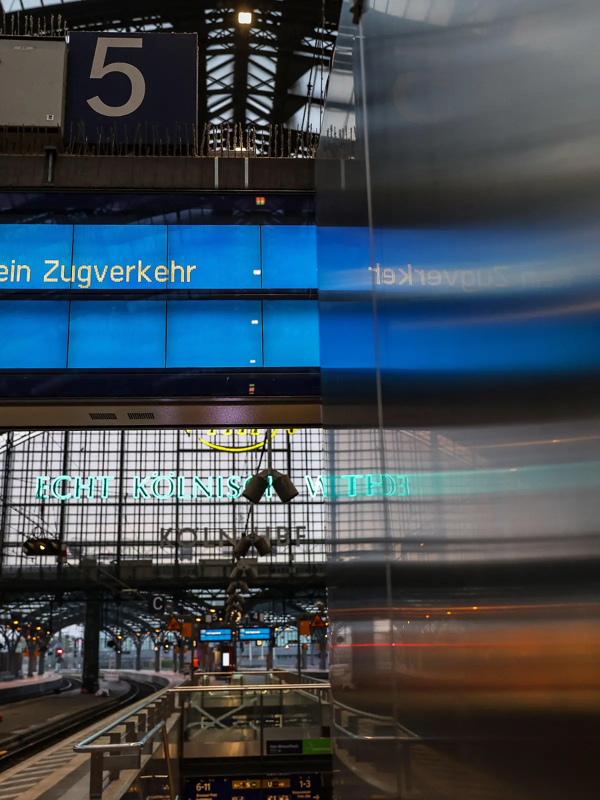 21.04.2023, Nordrhein-Westfalen, Köln: Eine Anzeigetafel mit dem Hinweis "Kein Zugverkehr" hängt im Hauptbahnhof. Mit bundesweiten Warnstreiks hat die Eisenbahn- und Verkehrsgewerkschaft EVG am Freitag Teile des öffentlichen Verkehrs lahmgelegt. Foto: Oliver Berg/dpa +++ dpa-Bildfunk +++