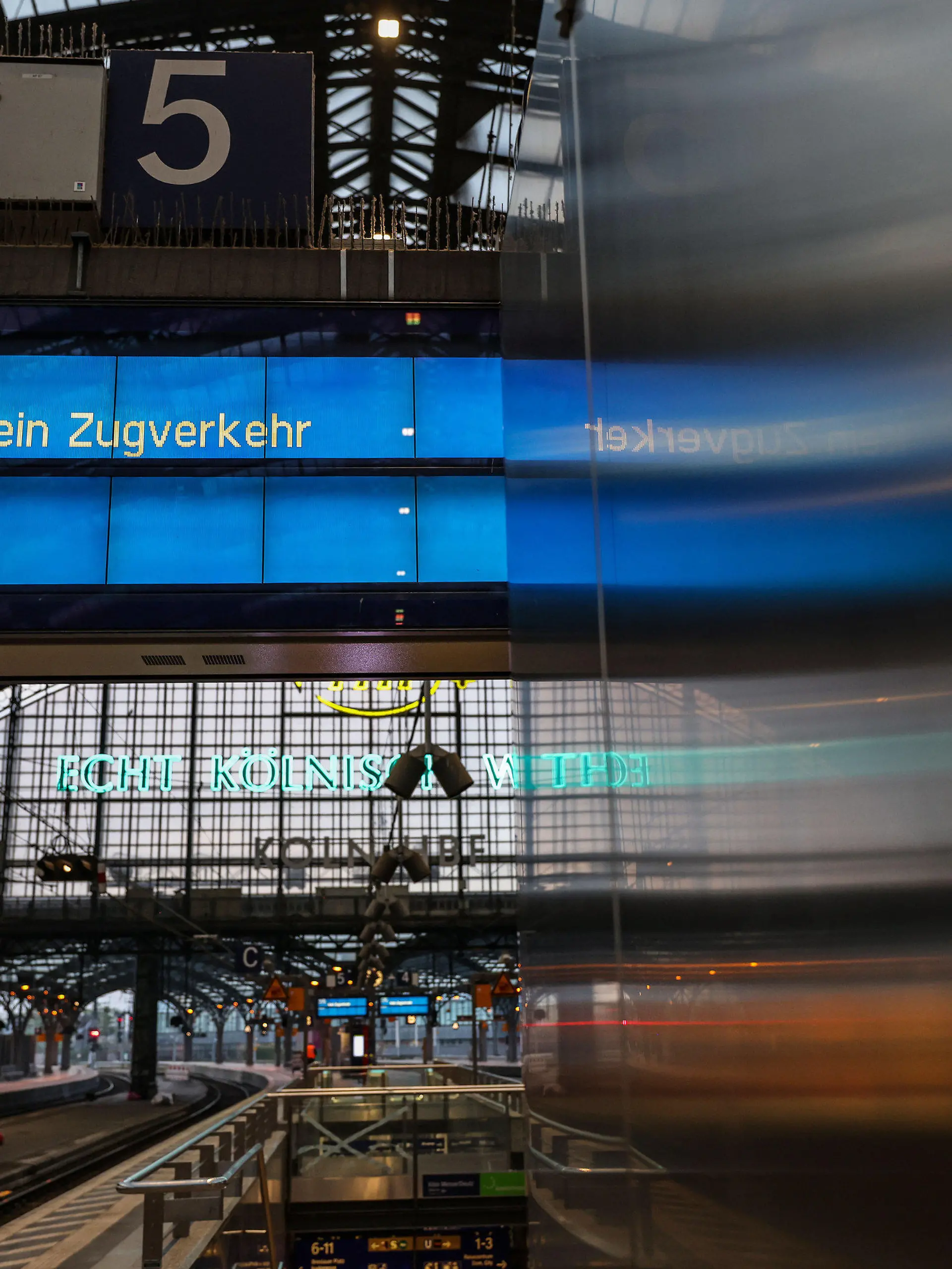 21.04.2023, Nordrhein-Westfalen, Köln: Eine Anzeigetafel mit dem Hinweis "Kein Zugverkehr" hängt im Hauptbahnhof. Mit bundesweiten Warnstreiks hat die Eisenbahn- und Verkehrsgewerkschaft EVG am Freitag Teile des öffentlichen Verkehrs lahmgelegt. Foto: Oliver Berg/dpa +++ dpa-Bildfunk +++