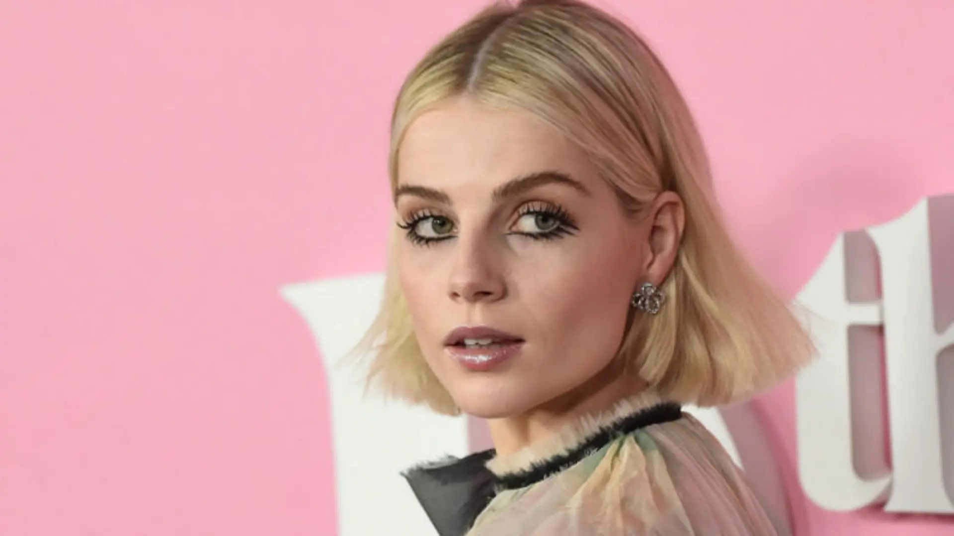 Lucy Boynton: Wer schön sein will…