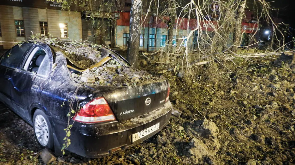 Russland, Explosion in Belgorod  RUSSIA, BELGOROD - APRIL 21, 2023: The scene of a blast at the crossing of Vatutina Street and Gubkina Street. The explosion, which created a crater with a radius of 20 m, caused damaged to buildings, parked cars and power poles, resulted in casualties. According to Russia s Defence Ministry, the blast was caused by a bomb that abnormally detached from a Russian Aerospace Forces Sukhoi Su-34 fighter bomber as it was performing a flight over the city. Pavel Kolyadin/TASS PUBLICATIONxINxGERxAUTxONLY 58547986