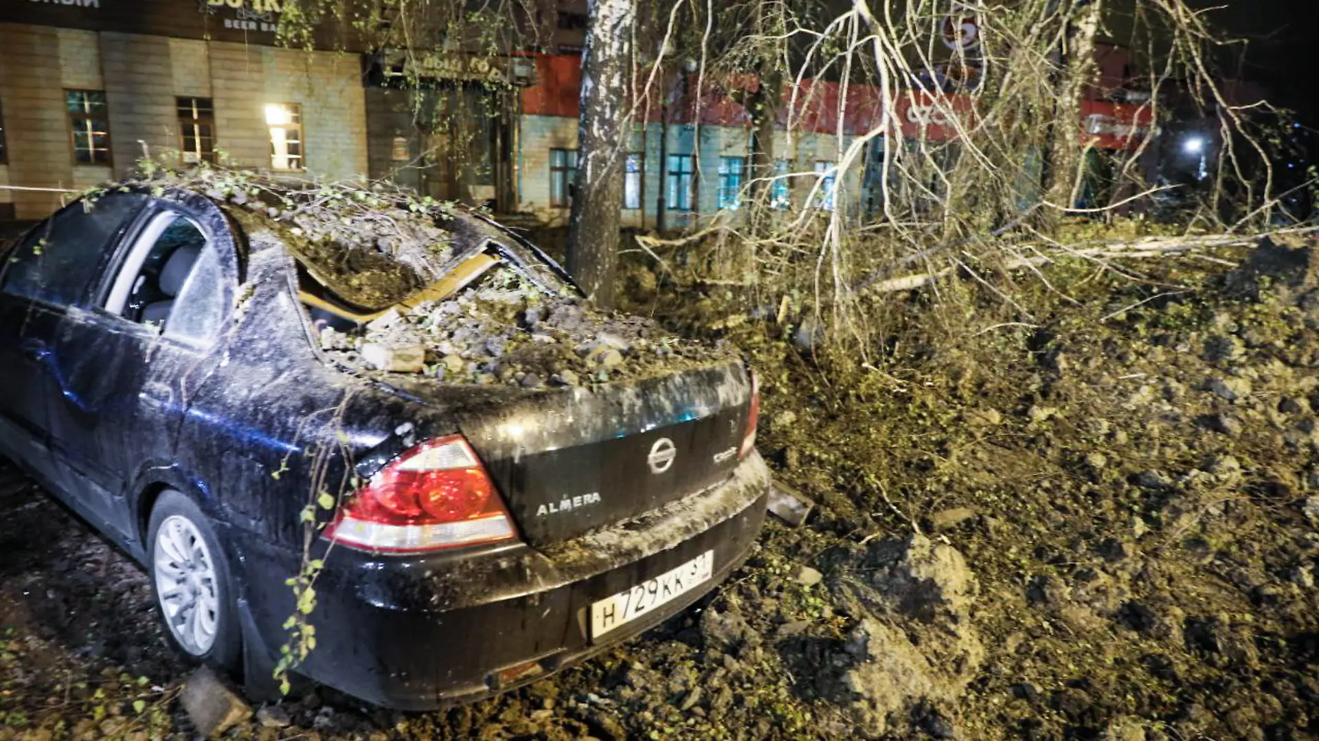 Russland, Explosion in Belgorod RUSSIA, BELGOROD - APRIL 21, 2023: The scene of a blast at the crossing of Vatutina Street and Gubkina Street. The explosion, which created a crater with a radius of 20 m, caused damaged to buildings, parked cars and power poles, resulted in casualties. According to Russia s Defence Ministry, the blast was caused by a bomb that abnormally detached from a Russian Aerospace Forces Sukhoi Su-34 fighter bomber as it was performing a flight over the city. Pavel Kolyadin/TASS PUBLICATIONxINxGERxAUTxONLY 58547986