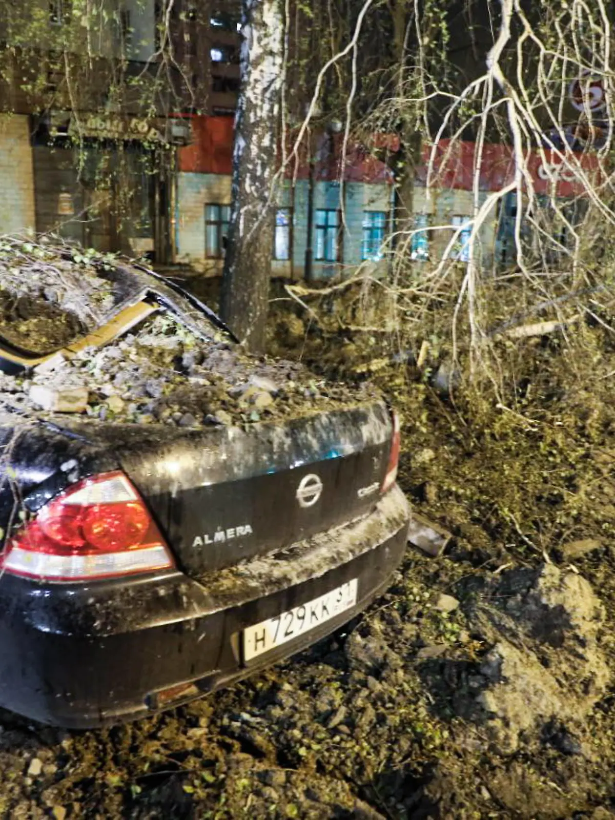 Russland, Explosion in Belgorod  RUSSIA, BELGOROD - APRIL 21, 2023: The scene of a blast at the crossing of Vatutina Street and Gubkina Street. The explosion, which created a crater with a radius of 20 m, caused damaged to buildings, parked cars and power poles, resulted in casualties. According to Russia s Defence Ministry, the blast was caused by a bomb that abnormally detached from a Russian Aerospace Forces Sukhoi Su-34 fighter bomber as it was performing a flight over the city. Pavel Kolyadin/TASS PUBLICATIONxINxGERxAUTxONLY 58547986