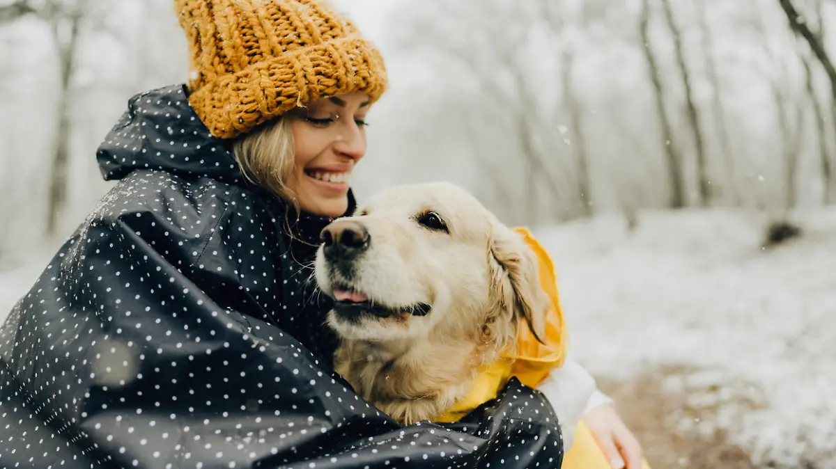 Frau bei Spaziergang mit Hund