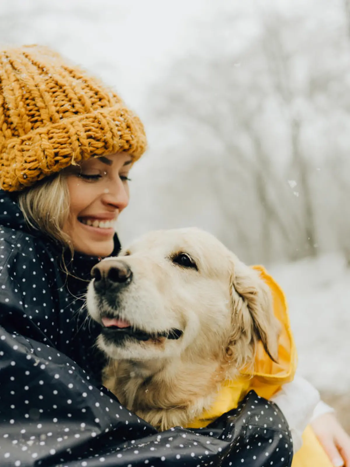 Frau bei Spaziergang mit Hund