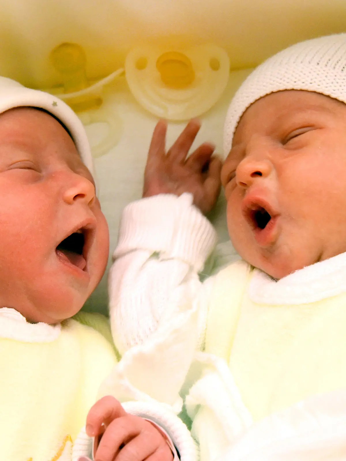 05.12.2020, Sachsen, Halle/Saale: Im Kreißsaal vom Krankenhaus St.Elisabeth und St.Barbara liegen die Zwillinge Eva Leonore (l) und Matteo der glücklichen Eltern Nadin Mühlig und Roberto Alter in ihrem Bettchen, bevor sie auf die Wochenstation gefahren werden. Damit auch die Väter die Bindung und den Körperkontakt zu ihren Kindern sofort aufnehmen können, dürfen unter Einhaltung strengster hygienischer Maßnahmen und in Absprache mit dem Hebammen und -Ärzte-Team die Väter bei der Geburt dabei sein. Foto: Waltraud Grubitzsch/dpa-Zentralbild/dpa +++ dpa-Bildfunk +++